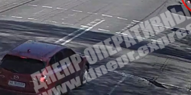 В Днепре на Калиновой из-за серьезного ДТП перевернулся автомобиль: видео
