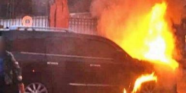 Днепровский пожарный устроил поджог элитных машин: фото