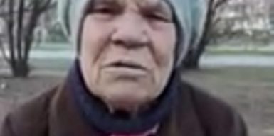 В Днепре ищут родственников бабушки, которая лежала возле метро: видео