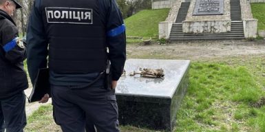 На могильній плиті Олександра Поля у Дніпрі знайшли кістки: поліція розшукує вандалів