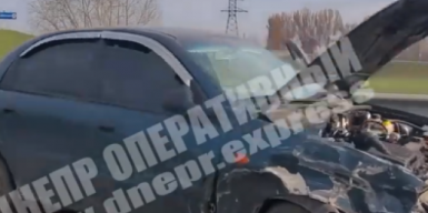 В Днепре на Донецком шоссе сплющились два авто: видео