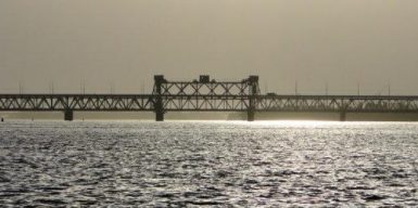 В Днепре Старый мост стоит в пробке из-за очередной аварии: видео