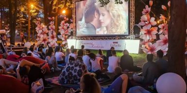 Романтический досуг: в днепровском парке бесплатно показывают кино