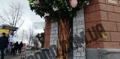 Магазин сладостей в Днепре украсили оригинальным деревом: фото