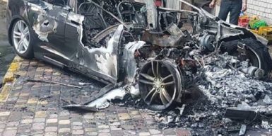В центре Днепра сгорело авто от Илона Маска: фото
