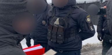 Патрульний поліцейський з Дніпропетровщини зі спільником вимагали хабарі з військових та держслужбовців