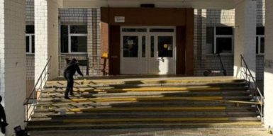 У Львові батьки учнів влаштували стрілянину на подвір’ї школи