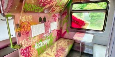 Днепровский граффитчик разрисовал вагон поезда: фото