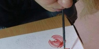 В Днепре девочка рисует картины зубами: фото