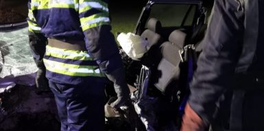 На трассе в Днепропетровской области водителя пришлось вырезать из автомобиля: фото, видео