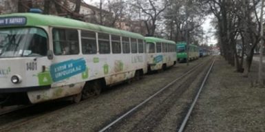 Села в лужу и остановила трамваи: в центре Днепра произошло необычное ДТП (фото)