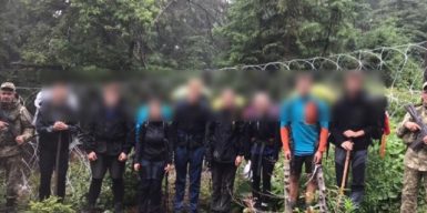 Прикордонники Закарпаття затримали вісім чехів за незаконний перетин кордону