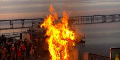 На набережной в Днепре сожгли чучело и съели тысячи блинов: фото
