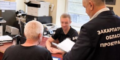 У Хусті депутат продавав безакцизні електронні цигарки у себе на подвір’ї