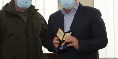 Министр обороны наградил скандального регионала с Днепропетровщины: фото