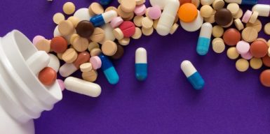 Коронавирус в Украине: Рада разрешила лечиться препаратами, которые не зарегистрированы в стране