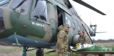 В Днепр на вертолете доставили бойца с ранением глаз