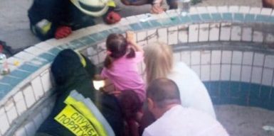 Сотрудники ГСЧС Днепра спасли двухлетнюю девочку: ее рука застряла в сливной трубе: видео