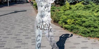 В Днепре вандалы надругались над прострелянными скульптурами