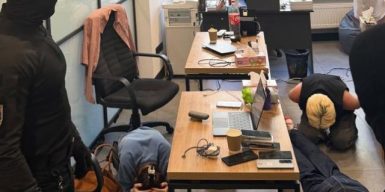 Поліграф, іноземні «кадри» та фейкові інвестиції: у Києві викрили шахрайський кол-центр, який ошукав громадян США на понад пів мільйона доларів