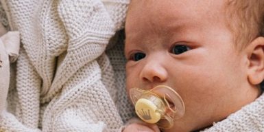 Дитина від сурогатної матері залишилася сиротою, а подружжя з Китаю не отримало своє дитя: повідомлено про підозру співвласнику приватної клініки та менеджеру