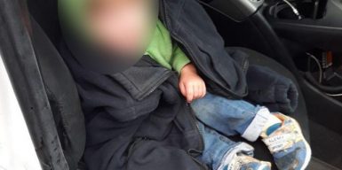 Полицейские из Днепра спасли замерзающего двухлетнего ребенка