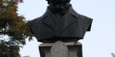 В Днепре вандалы оставили на памятнике Пушкину вражеский символ: их задержали