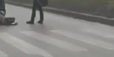В Днепре на Криворожской женщина попала под колеса: видео