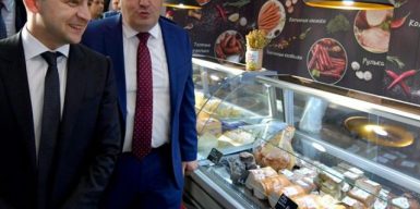 Вкусно по-украински: Зеленский пробовал йогурты в Баку, пока в Киеве избивали активистов