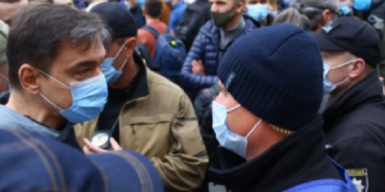 Майдан крадется: протестующие с Януковичем собрались под стенами КСУ (фото)