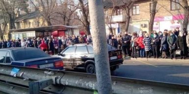 Из-за карантина в метро в Киеве люди толпятся в очередях