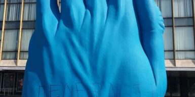 В Днепре вандалы испортили «синюю руку» возле театра: фото