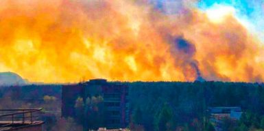 На грани катастрофы: пожар в зоне Чернобыля приближается к хранилищам с радиоотходами (фото, видео)