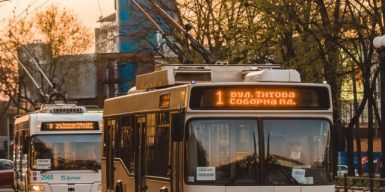 В общественном транспорте Днепра пассажиры будут приседать: видео