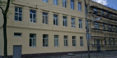 В Днепре продолжают уничтожать архитектурный фасад старинной гимназии: фото