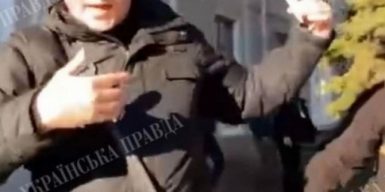 Заломали и угрожали ножом: в Днепре напали на журналистов Украинской Правды (Видео)