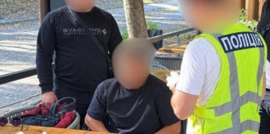 Адвокат обіцяв за 15 тисяч доларів фіктивне працевлаштування заради бронювання