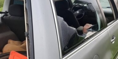 Чоловік ножем порізав шиї двом працівникам ТЦК під час перевезення до мобілізаційного центру на Буковині