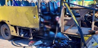 Ворог атакував FPV-дроном міський автобус у центрі Нікополя: троє загиблих, багато поранених