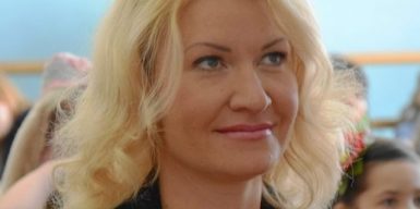 Плевки и оскорбления: кандидат от партии Порошенко стала «звездой» интернета (видео)