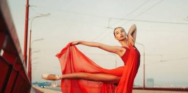 Днепровский фотограф запечатлел балерину на Центральном мосту: фото