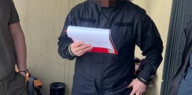 «Абонемент» на виїзд за 30 тис. доларів: у Львові ДБР затримало прикордонника