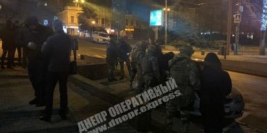 В центре Днепра задержали мужчин, устроивших перестрелку возле школы: фото, видео