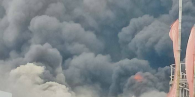 У Дніпрі згоріли склади з медзасобами та шинами