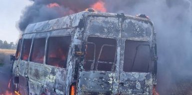 Ворог ударив по рейсовому мікроавтобусу у Нікопольському районі: 8 поранених, серед них – дитина