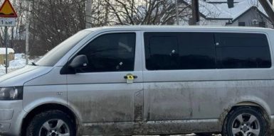 Під Львовом водій авто обстріляв мікроавтобус ТЦК та втік