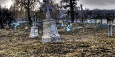 Карантин в Днепре: на кладбища пролезают сквозь щели в заборах (видео)