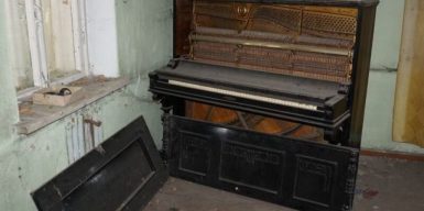 В Днепре в заброшенном доме нашли старинное пианино: фото