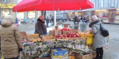 В центре Днепра торгуют бананами: горсовет дал добро
