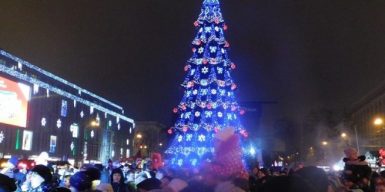 Карусель под елку и Дед мороз с саксофоном: как в центре Днепра открывали елку (фото)
